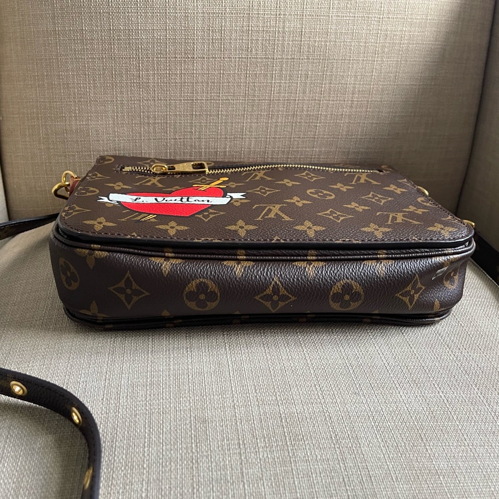 Limited Edition 
Louis Vuitton Pochette Metis Patches Bag - Picture 5 of 8